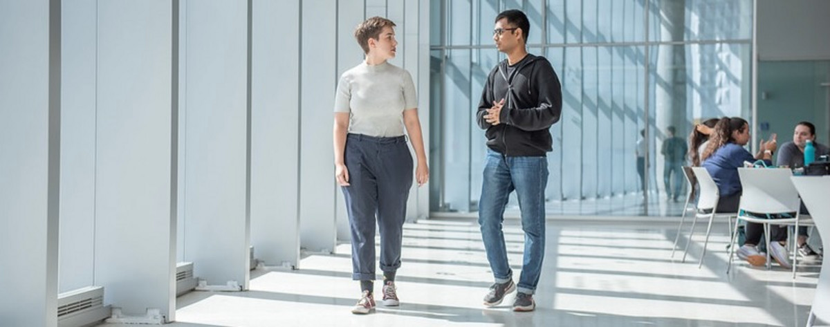 Étudiants qui marchent en discutant