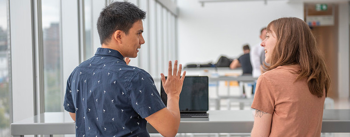 Étudiants qui discutent